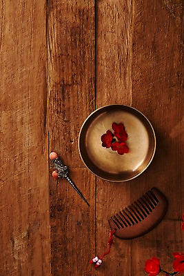 포토 JPG 스튜디오촬영 전통 명절 전통소품 실내 사람없음 빨간색 하이앵글 갈색 머리빗 오브젝트 매화 비녀 홍매화 놋그릇 플랫레이 나무배경 국내포토 그릇 기념일 꽃 뷰포인트 컬러 백그라운드 내부 미용용품 플랫 파일형식 헤어액세사리