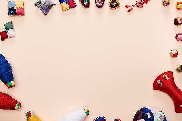 포토 JPG 스튜디오촬영 전통 명절 프레임 전통소품 실내 사람없음 하이앵글 바느질 바늘꽂이 오브젝트 실타래 공기놀이 골무 베이지색배경 플랫레이 국내포토 기념일 뷰포인트 백그라운드 놀이 내부 플랫 꽂이 베이지색 파일형식