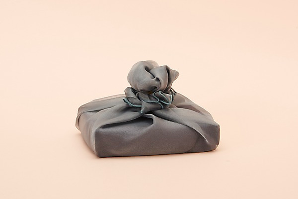 포토 JPG 스튜디오촬영 전통 명절 포장 전통소품 실내 선물 누끼 사람없음 상자 보자기 오브젝트 청록색 베이지색배경 국내포토 기념일 컬러 백그라운드 내부 베이지색 파일형식 천_직물