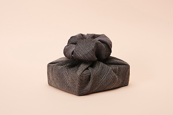 포토 JPG 스튜디오촬영 전통 명절 포장 전통소품 실내 선물 누끼 사람없음 상자 회색 보자기 오브젝트 베이지색배경 국내포토 기념일 컬러 백그라운드 내부 베이지색 파일형식 천_직물