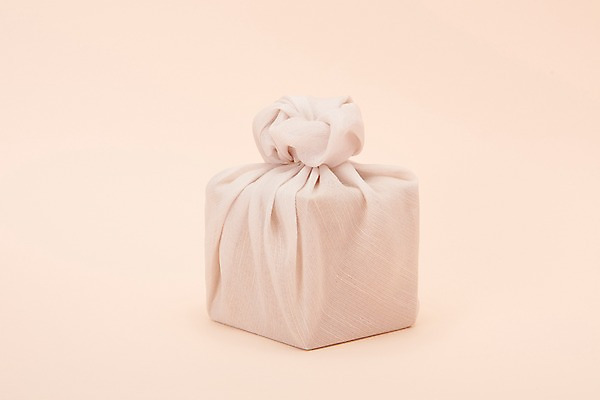 포토 JPG 스튜디오촬영 전통 명절 포장 전통소품 실내 선물 누끼 사람없음 상자 보자기 오브젝트 연분홍색 베이지색배경 국내포토 기념일 분홍색 백그라운드 내부 베이지색 파일형식 천_직물