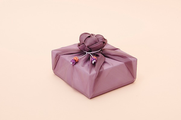 포토 JPG 스튜디오촬영 전통 명절 포장 전통소품 실내 선물 누끼 사람없음 상자 보라색 보자기 오브젝트 베이지색배경 국내포토 기념일 컬러 백그라운드 내부 베이지색 파일형식 천_직물