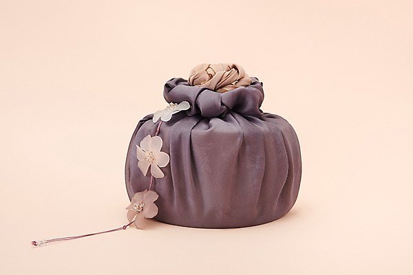 포토 JPG 스튜디오촬영 전통 명절 꽃 포장 전통소품 실내 선물 누끼 사람없음 상자 보라색 보자기 오브젝트 노리개 베이지색배경 국내포토 식물 기념일 컬러 백그라운드 내부 베이지색 파일형식 천_직물