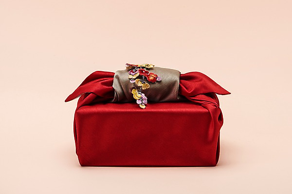 포토 JPG 스튜디오촬영 전통 명절 포장 전통소품 실내 선물 누끼 사람없음 빨간색 상자 보자기 오브젝트 베이지색배경 국내포토 기념일 컬러 백그라운드 내부 베이지색 파일형식 천_직물