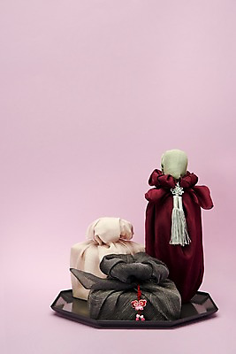 포토 JPG 스튜디오촬영 전통 포장 전통소품 쟁반 실내 선물 누끼 사람없음 상자 보자기 세개 오브젝트 보라색배경 음료수병 국내포토 백그라운드 3 내부 보라색 병_담는 파일형식 천_직물