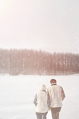 주간 PSD 편집이미지 커플 여자 남자 설경 겨울 하늘 상반신 20대 성인 야외 두명 뒷모습 30대 걷기 손잡기 다정 한국인 눈 디지털합성 즐거움 성인만 겨울풍경 이미지편집 자연요소 계절 감정 뷰포인트 컨셉 관계 모션 날씨 사람 동양인 풍경 청년 장년 파일형식