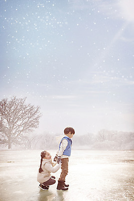 주간 전신 PSD 편집이미지 여자 남자 어린이 겨울 하늘 남매 서기 앉기 야외 두명 옆모습 손잡기 한국인 눈 디지털합성 즐거움 빙판 어린이만 겨울풍경 이미지편집 자연요소 계절 감정 뷰포인트 가족 모션 날씨 사람 동양인 풍경 파일형식