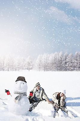 주간 전신 PSD 편집이미지 커플 여자 남자 설경 겨울 눈사람 앉기 20대 성인 야외 두명 앞모습 설원 한국인 눈 디지털합성 즐거움 성인만 겨울풍경 이미지편집 자연요소 계절 감정 뷰포인트 관계 모션 날씨 눈_날씨 사람 동양인 풍경 청년 파일형식