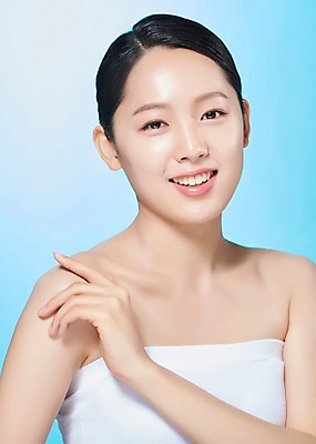 포토 JPG 스튜디오촬영 응시 여자 모션 실내 한명 미소 사람 손짓 상반신 20대 성인 앞모습 뷰티 한국인 흰색 파란배경 의료성형뷰티 성인여자한명만 국내포토 1 시선 뷰포인트 컬러 백그라운드 표정 동양인 청년 내부 파란색 여자한명만 성인여자만 파일형식