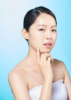 포토 JPG 스튜디오촬영 응시 여자 모션 실내 한명 사람 손짓 상반신 20대 성인 옆모습 뷰티 한국인 흰색 파란배경 의료성형뷰티 성인여자한명만 국내포토 1 시선 뷰포인트 컬러 백그라운드 동양인 청년 내부 파란색 여자한명만 성인여자만 파일형식