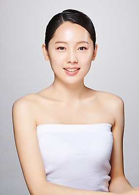 포토 JPG 스튜디오촬영 응시 여자 모션 회색배경 실내 한명 미소 사람 상반신 20대 성인 앞모습 뷰티 한국인 흰색 의료성형뷰티 성인여자한명만 국내포토 1 시선 뷰포인트 컬러 백그라운드 표정 동양인 청년 내부 회색 여자한명만 성인여자만 파일형식