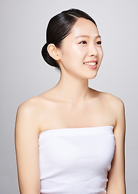 포토 JPG 스튜디오촬영 응시 여자 모션 회색배경 실내 한명 미소 사람 상반신 20대 성인 옆모습 뷰티 한국인 흰색 의료성형뷰티 성인여자한명만 국내포토 1 시선 뷰포인트 컬러 백그라운드 표정 동양인 청년 내부 회색 여자한명만 성인여자만 파일형식