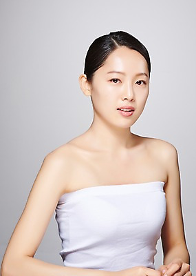 포토 JPG 스튜디오촬영 응시 여자 모션 회색배경 실내 한명 사람 상반신 20대 성인 앞모습 뷰티 한국인 흰색 의료성형뷰티 성인여자한명만 국내포토 1 시선 뷰포인트 컬러 백그라운드 동양인 청년 내부 회색 여자한명만 성인여자만 파일형식