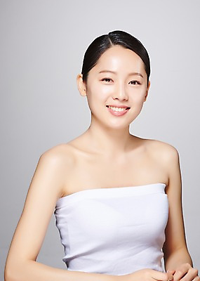 포토 JPG 스튜디오촬영 응시 여자 모션 회색배경 실내 한명 미소 사람 상반신 20대 성인 앞모습 뷰티 한국인 흰색 의료성형뷰티 성인여자한명만 국내포토 1 시선 뷰포인트 컬러 백그라운드 표정 동양인 청년 내부 회색 여자한명만 성인여자만 파일형식