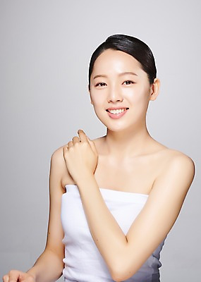 포토 JPG 스튜디오촬영 응시 여자 모션 회색배경 실내 한명 미소 사람 손짓 상반신 20대 성인 앞모습 뷰티 한국인 흰색 의료성형뷰티 성인여자한명만 국내포토 1 시선 뷰포인트 컬러 백그라운드 표정 동양인 청년 내부 회색 여자한명만 성인여자만 파일형식