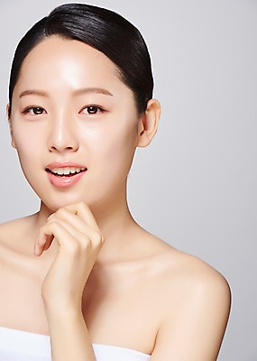 포토 JPG 스튜디오촬영 응시 여자 얼굴 모션 회색배경 실내 한명 미소 사람 손짓 근접촬영 상반신 20대 성인 앞모습 신체부위 뷰티 한국인 의료성형뷰티 성인여자한명만 국내포토 1 시선 뷰포인트 백그라운드 표정 동양인 청년 내부 회색 여자한명만 성인여자만 파일형식