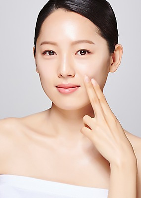 포토 JPG 스튜디오촬영 응시 여자 얼굴 모션 회색배경 실내 한명 사람 손짓 근접촬영 상반신 20대 성인 앞모습 신체부위 뷰티 한국인 의료성형뷰티 성인여자한명만 국내포토 1 시선 뷰포인트 백그라운드 동양인 청년 내부 회색 여자한명만 성인여자만 파일형식