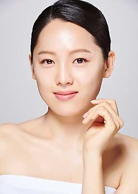 포토 JPG 스튜디오촬영 응시 여자 얼굴 모션 회색배경 실내 한명 미소 사람 손짓 근접촬영 상반신 20대 성인 앞모습 신체부위 뷰티 한국인 의료성형뷰티 성인여자한명만 국내포토 1 시선 뷰포인트 백그라운드 표정 동양인 청년 내부 회색 여자한명만 성인여자만 파일형식