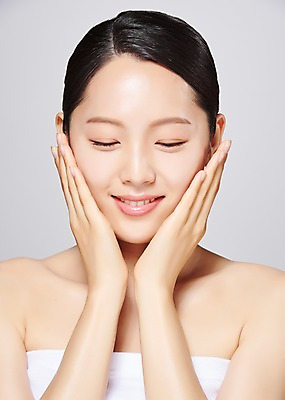 포토 JPG 스튜디오촬영 여자 얼굴 모션 회색배경 실내 한명 사람 손짓 근접촬영 상반신 20대 성인 앞모습 신체부위 뷰티 눈감음 한국인 흰색 의료성형뷰티 성인여자한명만 국내포토 1 뷰포인트 컬러 백그라운드 동양인 청년 내부 회색 여자한명만 성인여자만 파일형식