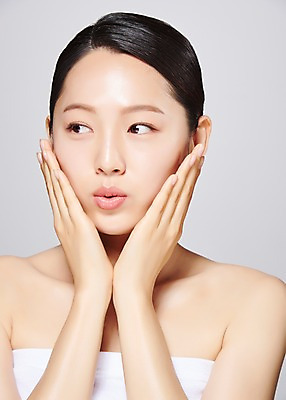 포토 JPG 스튜디오촬영 응시 여자 얼굴 모션 회색배경 실내 한명 사람 손짓 근접촬영 상반신 20대 성인 앞모습 신체부위 뷰티 한국인 의료성형뷰티 성인여자한명만 국내포토 1 시선 뷰포인트 백그라운드 동양인 청년 내부 회색 여자한명만 성인여자만 파일형식