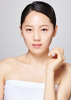 포토 JPG 스튜디오촬영 응시 여자 모션 회색배경 실내 한명 사람 손짓 상반신 20대 성인 앞모습 뷰티 한국인 흰색 의료성형뷰티 성인여자한명만 국내포토 1 시선 뷰포인트 컬러 백그라운드 동양인 청년 내부 회색 여자한명만 성인여자만 파일형식