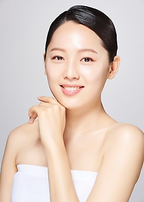 포토 JPG 스튜디오촬영 응시 여자 모션 회색배경 실내 한명 미소 사람 손짓 상반신 20대 성인 옆모습 뷰티 한국인 흰색 의료성형뷰티 성인여자한명만 국내포토 1 시선 뷰포인트 컬러 백그라운드 표정 동양인 청년 내부 회색 여자한명만 성인여자만 파일형식