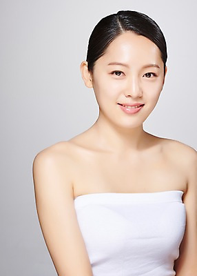 포토 JPG 스튜디오촬영 응시 여자 모션 회색배경 실내 한명 미소 사람 상반신 20대 성인 앞모습 뷰티 한국인 흰색 의료성형뷰티 성인여자한명만 국내포토 1 시선 뷰포인트 컬러 백그라운드 표정 동양인 청년 내부 회색 여자한명만 성인여자만 파일형식