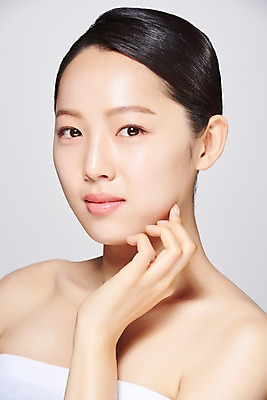 포토 JPG 스튜디오촬영 응시 여자 얼굴 모션 회색배경 실내 한명 미소 사람 손짓 근접촬영 상반신 20대 성인 옆모습 신체부위 뷰티 한국인 의료성형뷰티 성인여자한명만 국내포토 1 시선 뷰포인트 백그라운드 표정 동양인 청년 내부 회색 여자한명만 성인여자만 파일형식