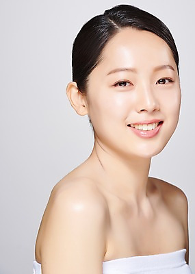 포토 JPG 스튜디오촬영 응시 여자 얼굴 모션 회색배경 실내 한명 미소 사람 근접촬영 상반신 20대 성인 옆모습 신체부위 뷰티 한국인 의료성형뷰티 성인여자한명만 국내포토 1 시선 뷰포인트 백그라운드 표정 동양인 청년 내부 회색 여자한명만 성인여자만 파일형식