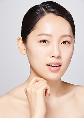 포토 JPG 스튜디오촬영 응시 여자 얼굴 모션 회색배경 실내 한명 미소 사람 손짓 근접촬영 상반신 20대 성인 앞모습 신체부위 뷰티 한국인 의료성형뷰티 성인여자한명만 국내포토 1 시선 뷰포인트 백그라운드 표정 동양인 청년 내부 회색 여자한명만 성인여자만 파일형식