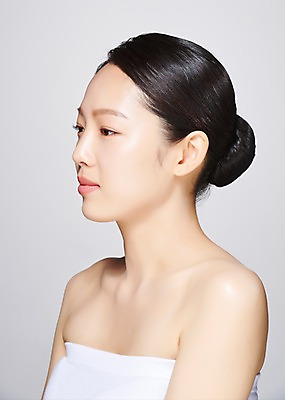 포토 JPG 스튜디오촬영 응시 여자 모션 회색배경 실내 한명 사람 상반신 20대 성인 옆모습 뷰티 한국인 흰색 의료성형뷰티 성인여자한명만 국내포토 1 시선 뷰포인트 컬러 백그라운드 동양인 청년 내부 회색 여자한명만 성인여자만 파일형식