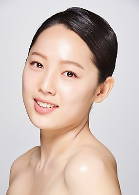 포토 JPG 스튜디오촬영 응시 여자 얼굴 모션 회색배경 실내 한명 미소 사람 근접촬영 상반신 20대 성인 옆모습 신체부위 뷰티 한국인 의료성형뷰티 성인여자한명만 국내포토 1 시선 뷰포인트 백그라운드 표정 동양인 청년 내부 회색 여자한명만 성인여자만 파일형식