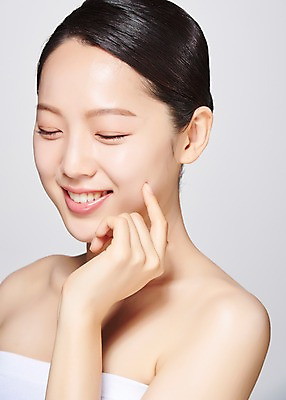 포토 JPG 스튜디오촬영 여자 모션 회색배경 실내 한명 미소 사람 손짓 상반신 20대 성인 옆모습 뷰티 눈감음 한국인 흰색 의료성형뷰티 성인여자한명만 국내포토 1 뷰포인트 컬러 백그라운드 표정 동양인 청년 내부 회색 여자한명만 성인여자만 파일형식