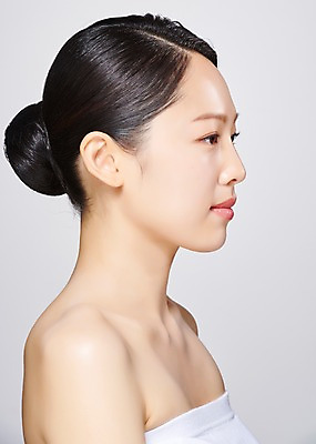 포토 JPG 스튜디오촬영 응시 여자 모션 회색배경 실내 한명 사람 상반신 20대 성인 옆모습 뷰티 한국인 의료성형뷰티 성인여자한명만 국내포토 1 시선 뷰포인트 백그라운드 동양인 청년 내부 회색 여자한명만 성인여자만 파일형식