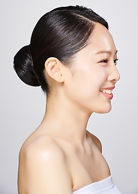 포토 JPG 스튜디오촬영 응시 여자 모션 회색배경 실내 한명 미소 사람 상반신 20대 성인 옆모습 뷰티 한국인 의료성형뷰티 성인여자한명만 국내포토 1 시선 뷰포인트 백그라운드 표정 동양인 청년 내부 회색 여자한명만 성인여자만 파일형식