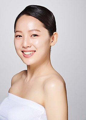 포토 JPG 스튜디오촬영 응시 여자 모션 회색배경 실내 한명 미소 사람 상반신 20대 성인 옆모습 뷰티 한국인 흰색 의료성형뷰티 성인여자한명만 국내포토 1 시선 뷰포인트 컬러 백그라운드 표정 동양인 청년 내부 회색 여자한명만 성인여자만 파일형식