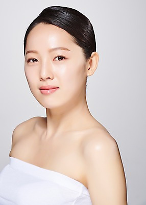 포토 JPG 스튜디오촬영 응시 여자 모션 회색배경 실내 한명 미소 사람 상반신 20대 성인 옆모습 뷰티 한국인 의료성형뷰티 성인여자한명만 국내포토 1 시선 뷰포인트 백그라운드 표정 동양인 청년 내부 회색 여자한명만 성인여자만 파일형식