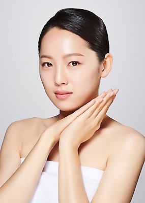 포토 JPG 스튜디오촬영 응시 여자 모션 회색배경 실내 한명 사람 손짓 상반신 20대 성인 앞모습 뷰티 한국인 손모으기 의료성형뷰티 성인여자한명만 국내포토 1 시선 뷰포인트 백그라운드 동양인 청년 내부 회색 여자한명만 성인여자만 파일형식