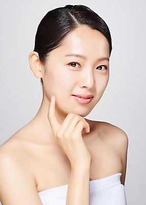 포토 JPG 스튜디오촬영 응시 여자 모션 회색배경 실내 한명 미소 사람 손짓 상반신 20대 성인 옆모습 뷰티 한국인 의료성형뷰티 성인여자한명만 국내포토 1 시선 뷰포인트 백그라운드 표정 동양인 청년 내부 회색 여자한명만 성인여자만 파일형식