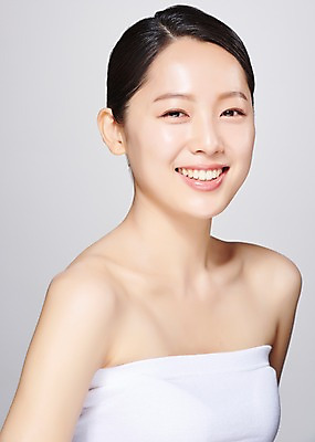 포토 JPG 스튜디오촬영 응시 여자 모션 회색배경 실내 한명 미소 사람 상반신 20대 성인 옆모습 뷰티 한국인 흰색 의료성형뷰티 성인여자한명만 국내포토 1 시선 뷰포인트 컬러 백그라운드 표정 동양인 청년 내부 회색 여자한명만 성인여자만 파일형식