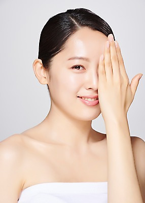 포토 JPG 스튜디오촬영 응시 여자 얼굴 모션 회색배경 실내 한명 미소 사람 상반신 20대 성인 앞모습 신체부위 뷰티 한국인 눈가림 의료성형뷰티 성인여자한명만 국내포토 1 시선 뷰포인트 백그라운드 표정 동양인 청년 내부 회색 가림 여자한명만 성인여자만 파일형식