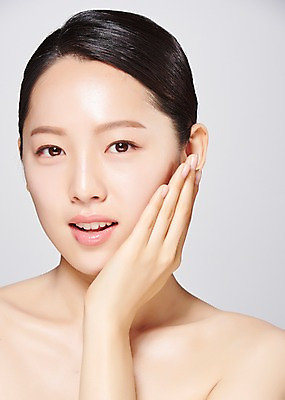 포토 JPG 스튜디오촬영 응시 여자 얼굴 모션 회색배경 실내 한명 미소 사람 손짓 근접촬영 상반신 20대 성인 앞모습 신체부위 뷰티 한국인 의료성형뷰티 성인여자한명만 국내포토 1 시선 뷰포인트 백그라운드 표정 동양인 청년 내부 회색 여자한명만 성인여자만 파일형식