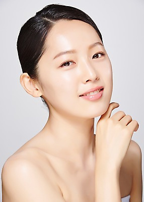 포토 JPG 스튜디오촬영 응시 여자 얼굴 모션 회색배경 실내 한명 미소 사람 손짓 근접촬영 상반신 20대 성인 옆모습 신체부위 뷰티 턱괴기 한국인 의료성형뷰티 성인여자한명만 국내포토 1 시선 뷰포인트 백그라운드 표정 동양인 청년 내부 회색 여자한명만 성인여자만 파일형식