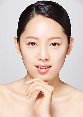 포토 JPG 스튜디오촬영 응시 여자 얼굴 모션 회색배경 실내 한명 미소 사람 손짓 근접촬영 상반신 20대 성인 앞모습 신체부위 뷰티 턱괴기 한국인 의료성형뷰티 성인여자한명만 국내포토 1 시선 뷰포인트 백그라운드 표정 동양인 청년 내부 회색 여자한명만 성인여자만 파일형식