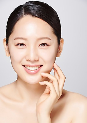 포토 JPG 스튜디오촬영 응시 여자 얼굴 모션 회색배경 실내 한명 미소 사람 손짓 근접촬영 상반신 20대 성인 앞모습 신체부위 뷰티 한국인 의료성형뷰티 성인여자한명만 국내포토 1 시선 뷰포인트 백그라운드 표정 동양인 청년 내부 회색 여자한명만 성인여자만 파일형식