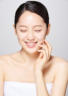 포토 JPG 스튜디오촬영 여자 모션 회색배경 실내 한명 미소 사람 손짓 상반신 20대 성인 앞모습 뷰티 눈감음 한국인 의료성형뷰티 성인여자한명만 국내포토 1 뷰포인트 백그라운드 표정 동양인 청년 내부 회색 여자한명만 성인여자만 파일형식