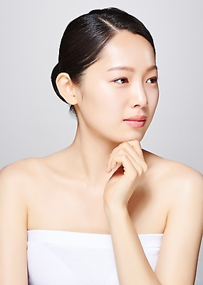 포토 JPG 스튜디오촬영 응시 여자 모션 회색배경 실내 한명 미소 사람 손짓 상반신 20대 성인 앞모습 뷰티 턱괴기 한국인 의료성형뷰티 성인여자한명만 국내포토 1 시선 뷰포인트 백그라운드 표정 동양인 청년 내부 회색 여자한명만 성인여자만 파일형식