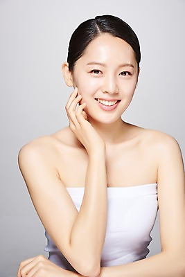 포토 JPG 스튜디오촬영 응시 여자 모션 회색배경 실내 한명 미소 사람 손짓 상반신 20대 성인 앞모습 뷰티 한국인 흰색 의료성형뷰티 성인여자한명만 국내포토 1 시선 뷰포인트 컬러 백그라운드 표정 동양인 청년 내부 회색 여자한명만 성인여자만 파일형식