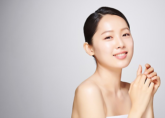 포토 JPG 스튜디오촬영 응시 여자 모션 회색배경 실내 한명 미소 사람 손짓 근접촬영 상반신 20대 성인 옆모습 뷰티 한국인 의료성형뷰티 성인여자한명만 국내포토 1 시선 뷰포인트 백그라운드 표정 동양인 청년 내부 회색 여자한명만 성인여자만 파일형식