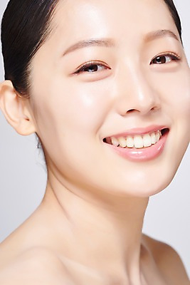 포토 JPG 스튜디오촬영 응시 여자 얼굴 모션 회색배경 실내 한명 미소 사람 근접촬영 20대 성인 신체부위 뷰티 한국인 의료성형뷰티 성인여자한명만 국내포토 1 시선 뷰포인트 백그라운드 표정 동양인 청년 내부 회색 여자한명만 성인여자만 파일형식